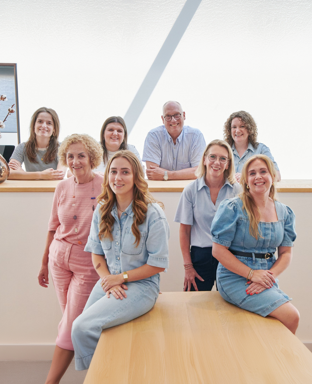 Medewerkers van het gezondheidscentrum bij elkaar aan een tafel