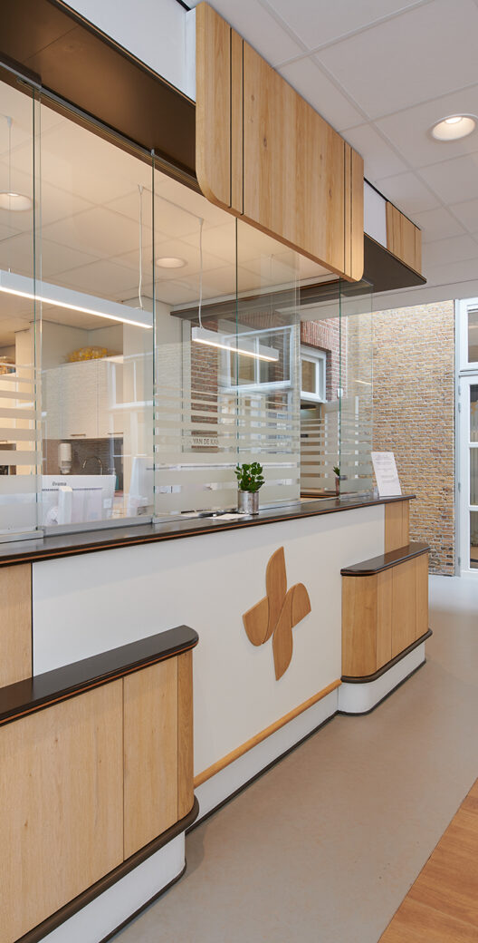 De balie en de wachtruimte van het gezondheidscentrum