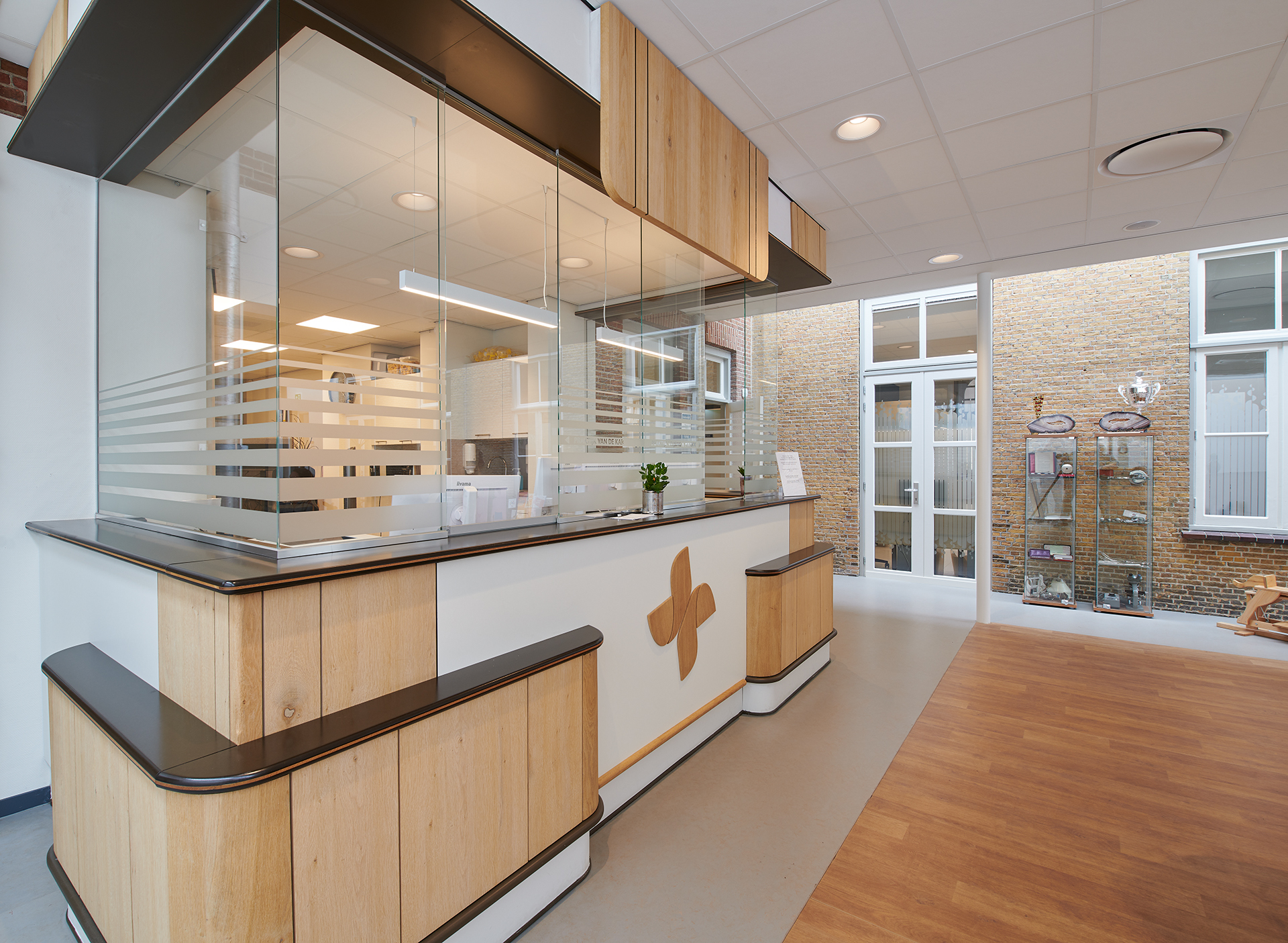 De balie en de wachtruimte van het gezondheidscentrum