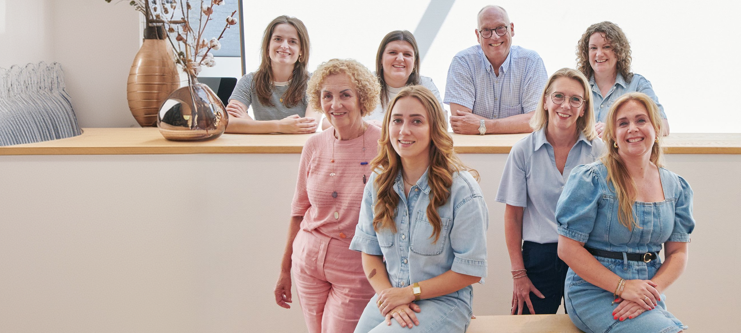 Medewerkers van het gezondheidscentrum bij elkaar aan een tafel