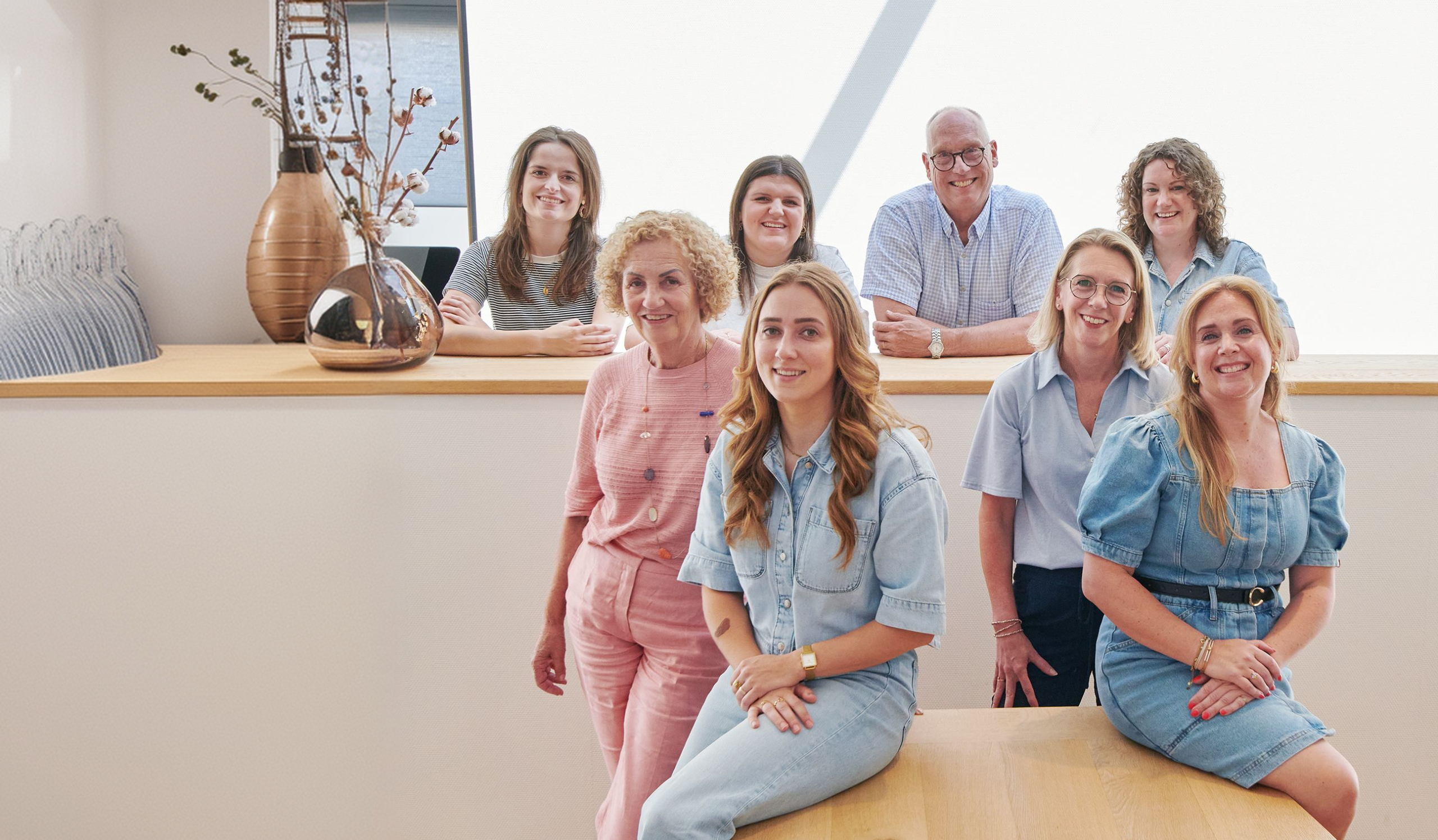 Medewerkers van het gezondheidscentrum bij elkaar aan een tafel