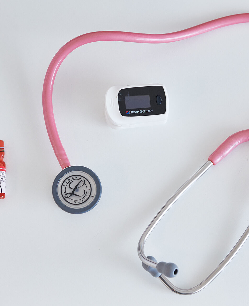 Een stethoscoop, een injectiespuit en een saturatiemeter