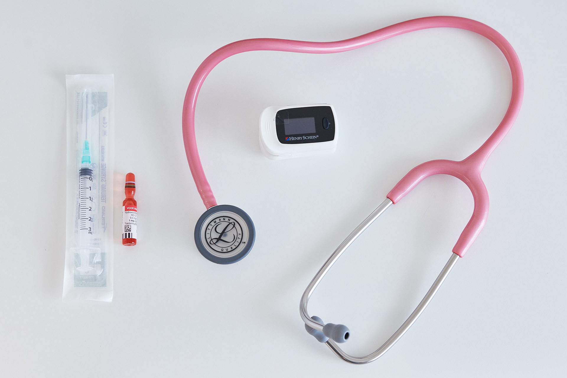 Een stethoscoop, een injectiespuit en een saturatiemeter