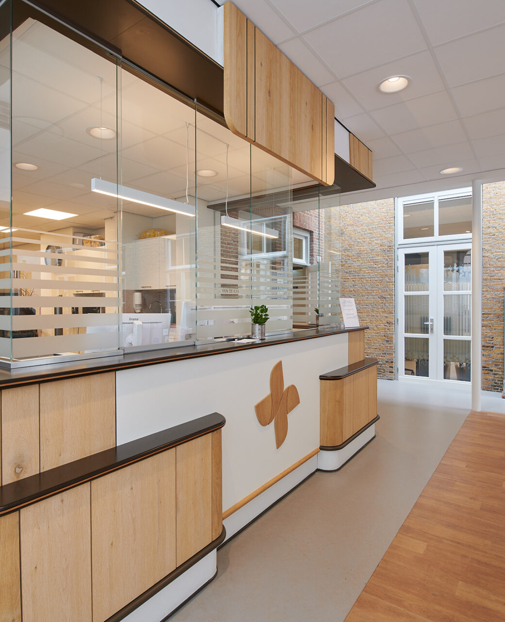 De balie en de wachtruimte van het gezondheidscentrum