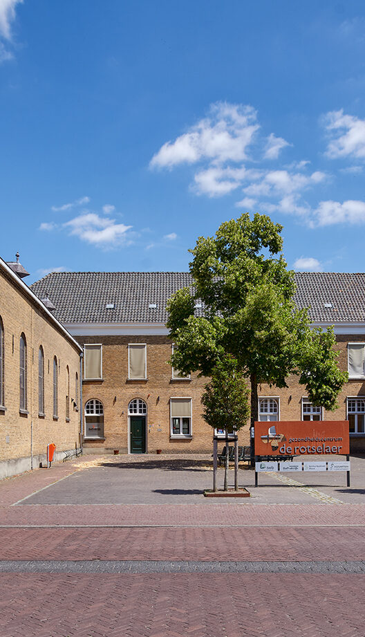 Het gebouw van het gezondheidscentrum met het plein ervoor