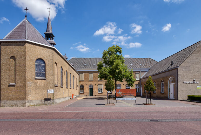Het gebouw van het gezondheidscentrum met het plein ervoor